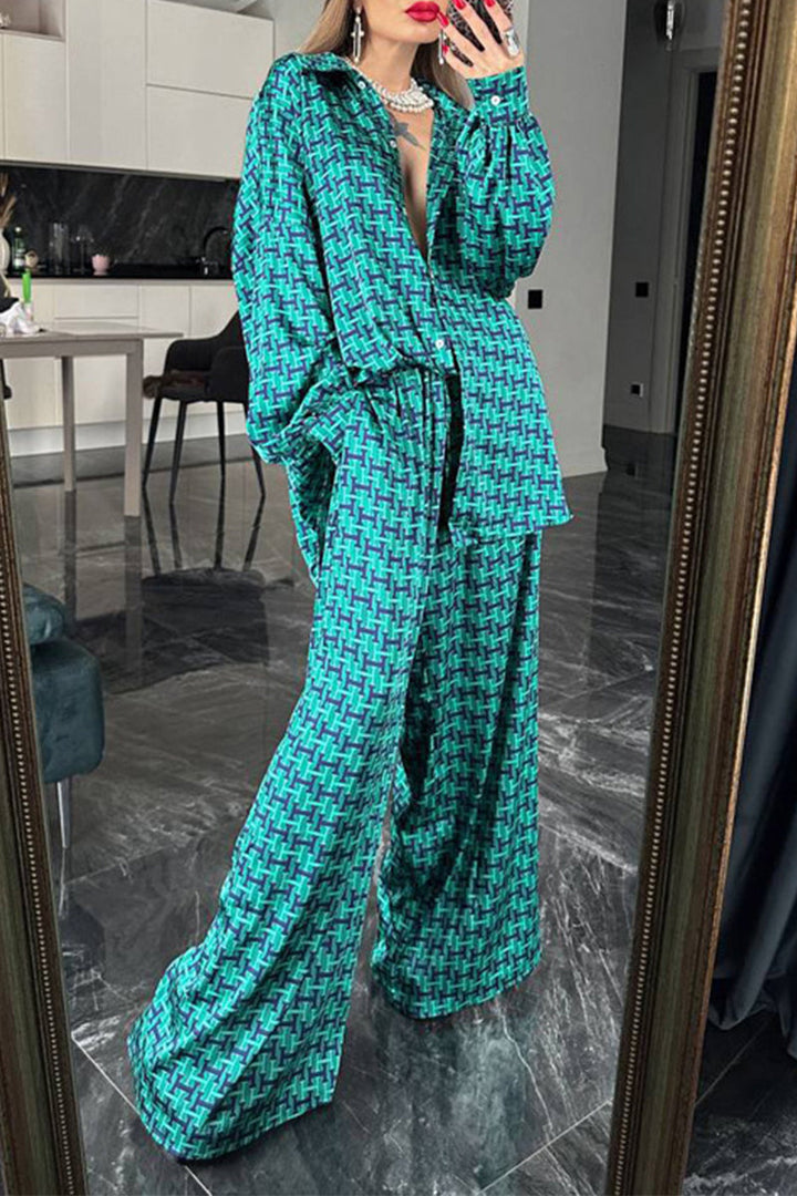 Stilla | Langærmet, Casual To-delt Sæt Med Geometrisk Print og Kontrasterende Slå-krave.