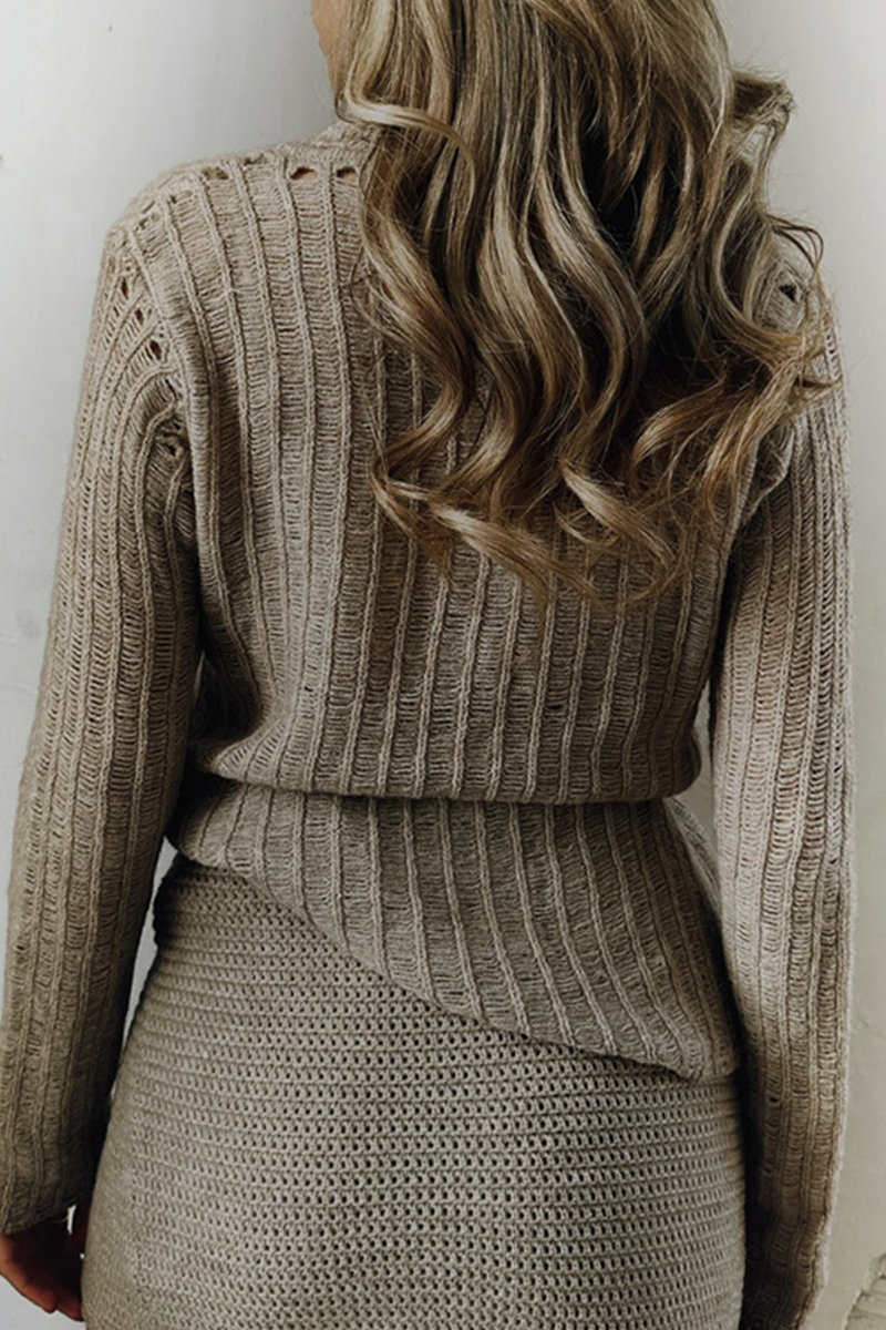Stilla | Ensfarvet Casual Sweater Med Gennembrudte Knapper og Omslået Krave