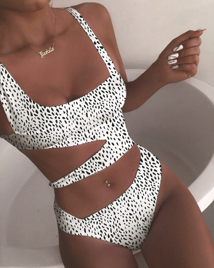 Dame one-piece badedragt med raffinerede cut-outs og moderne design Skovae
