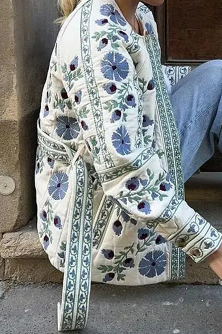 Stilla | Lækkert streetwear blomster udendørsbeklædning med snørebånd og rund hals patchwork