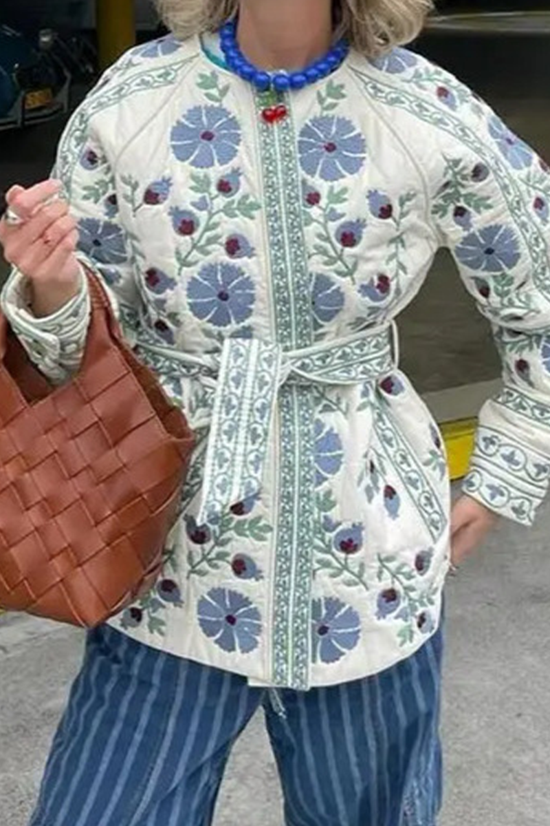 Stilla | Lækkert streetwear blomster udendørsbeklædning med snørebånd og rund hals patchwork