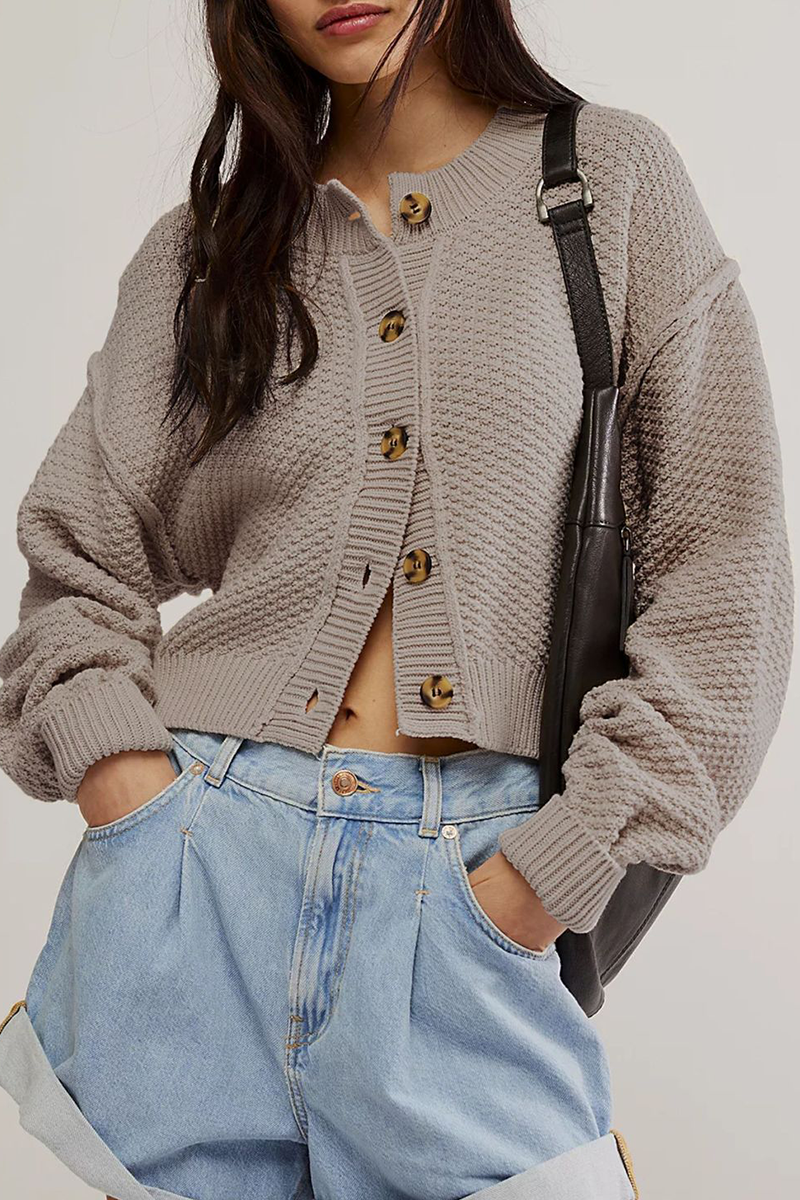 Stilla | Løs Hverdagsoverclothing Med Ensfarvede Knapper og Rund Halsudskæring.