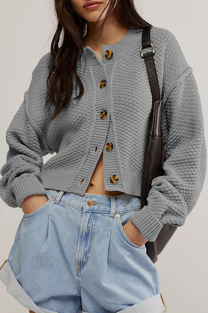 Stilla | Løs Hverdagsoverclothing Med Ensfarvede Knapper og Rund Halsudskæring.