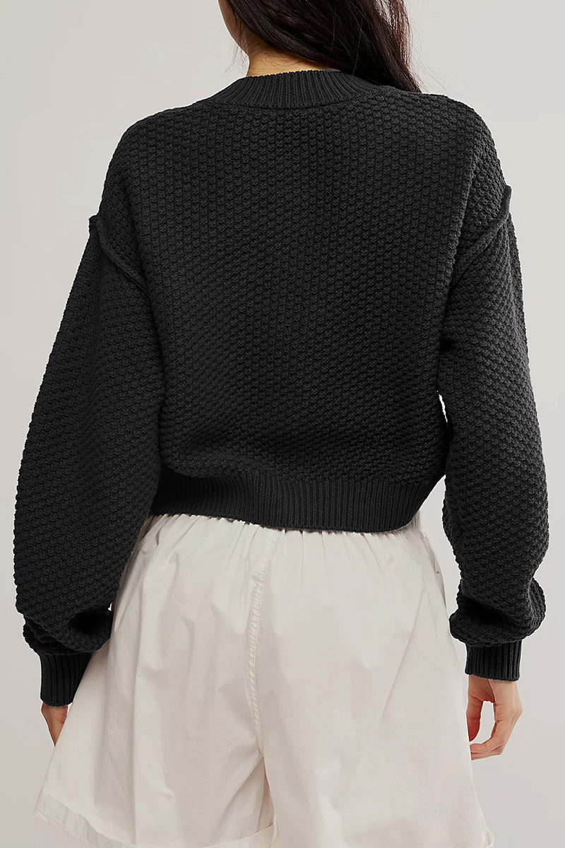 Stilla | Løs Hverdagsoverclothing Med Ensfarvede Knapper og Rund Halsudskæring.