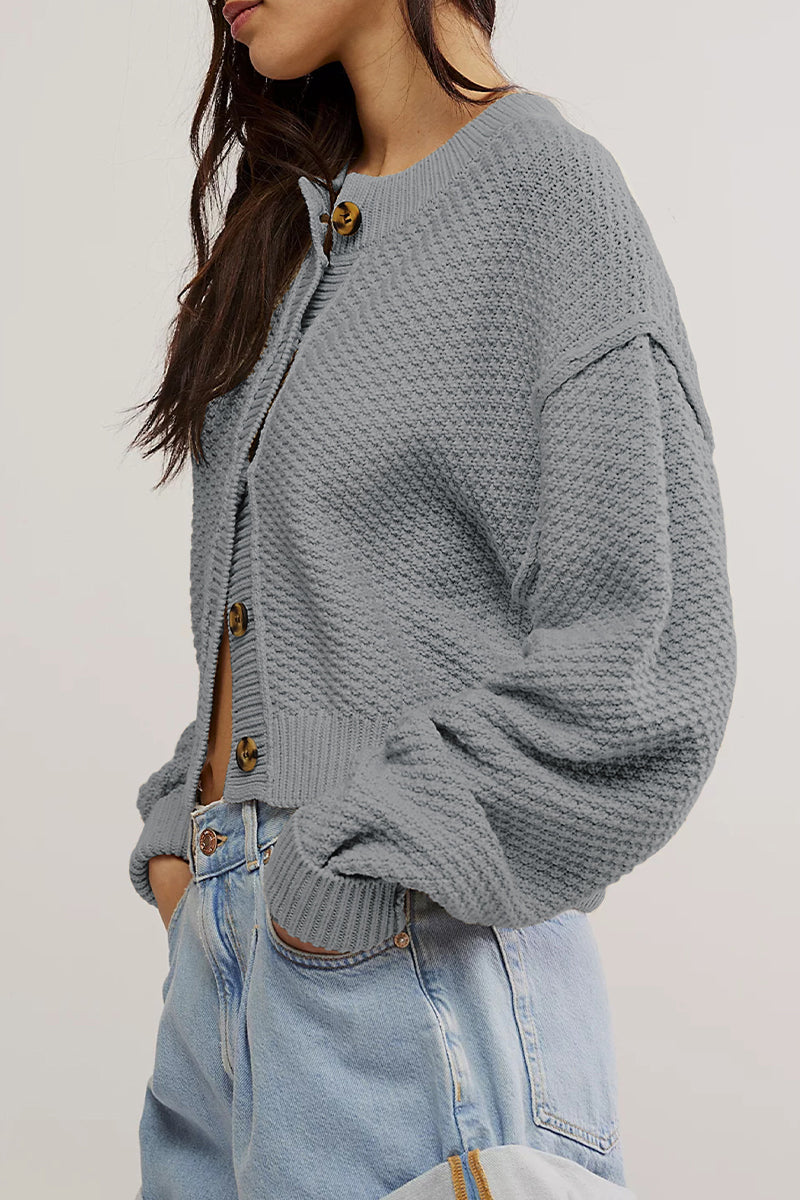 Stilla | Løs Hverdagsoverclothing Med Ensfarvede Knapper og Rund Halsudskæring.
