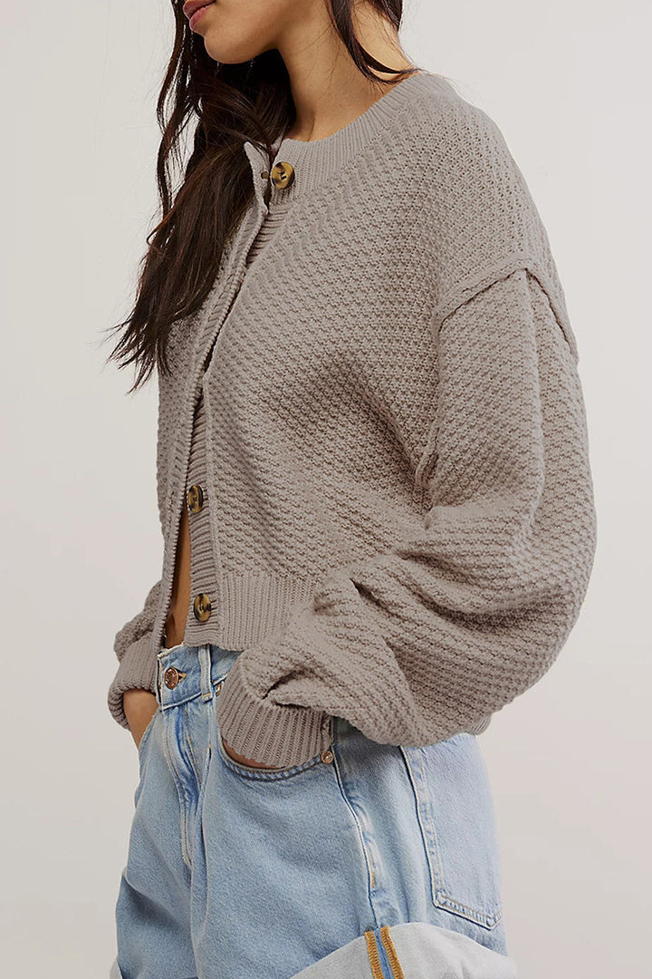 Stilla | Løs Hverdagsoverclothing Med Ensfarvede Knapper og Rund Halsudskæring.