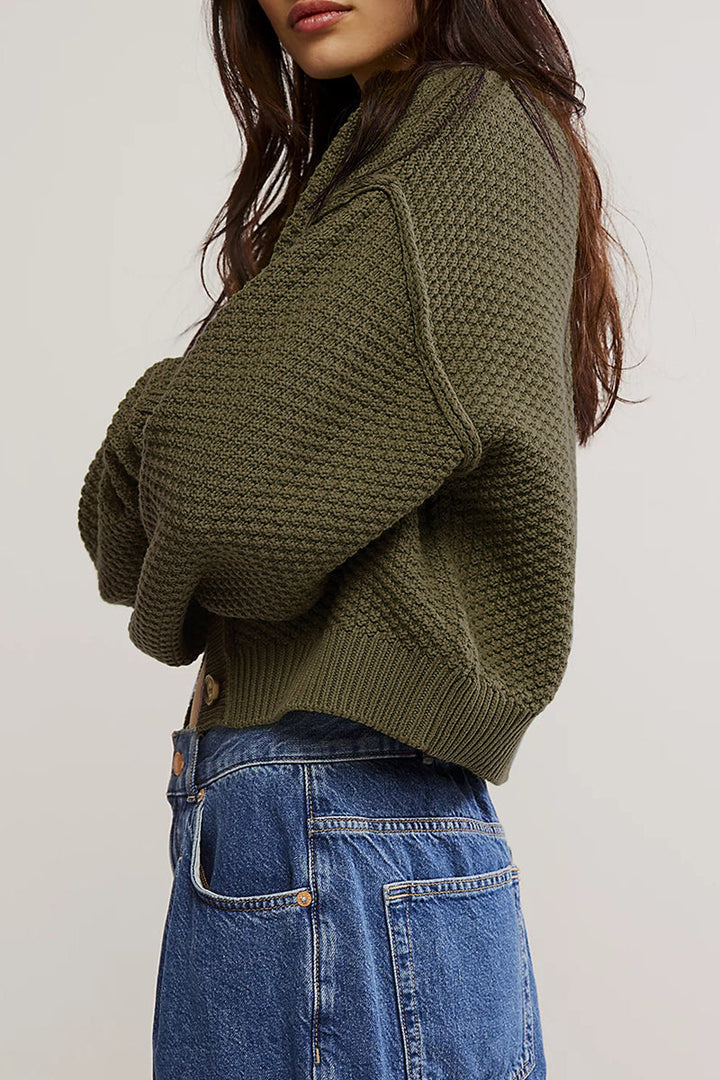 Stilla | Løs Hverdagsoverclothing Med Ensfarvede Knapper og Rund Halsudskæring.