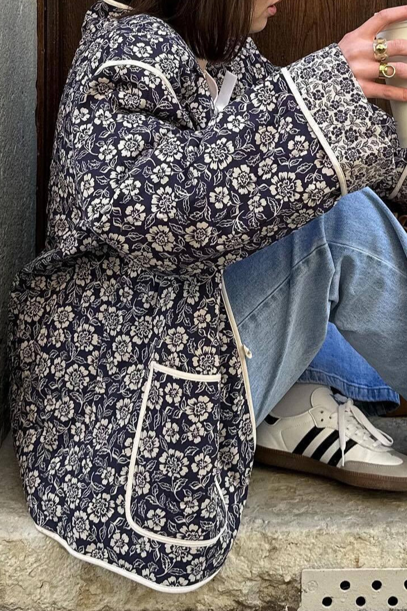 Stilla | Læsset V-hals Beklædning I Patchwork Design Med Blomster Lommer