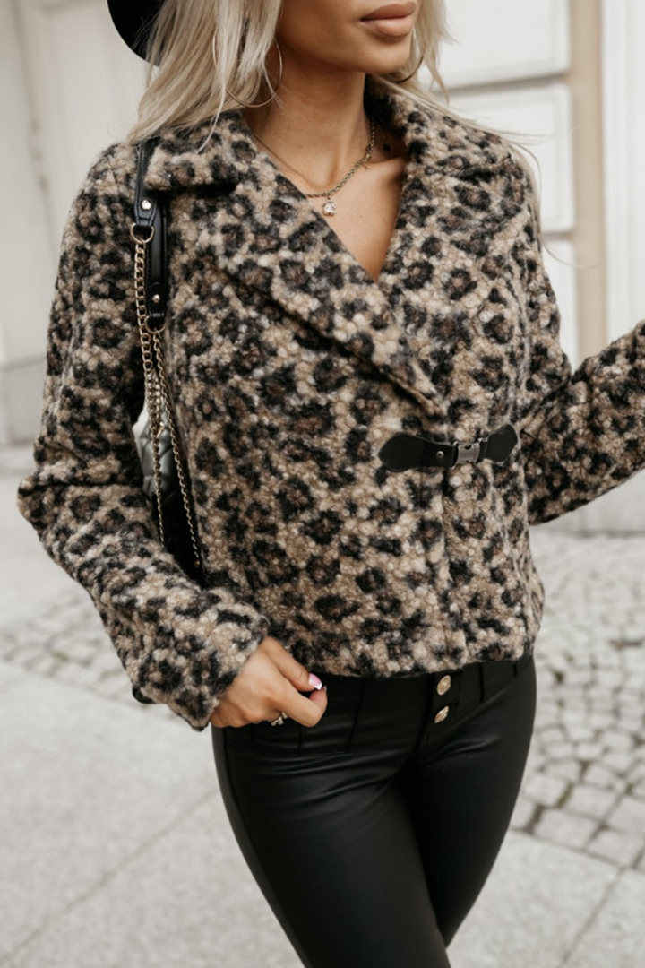 Stilla | Lässig Streetwear Overdel Med Zebra Print, Knapper, Kontrastfarvet Blødt Slåkrave