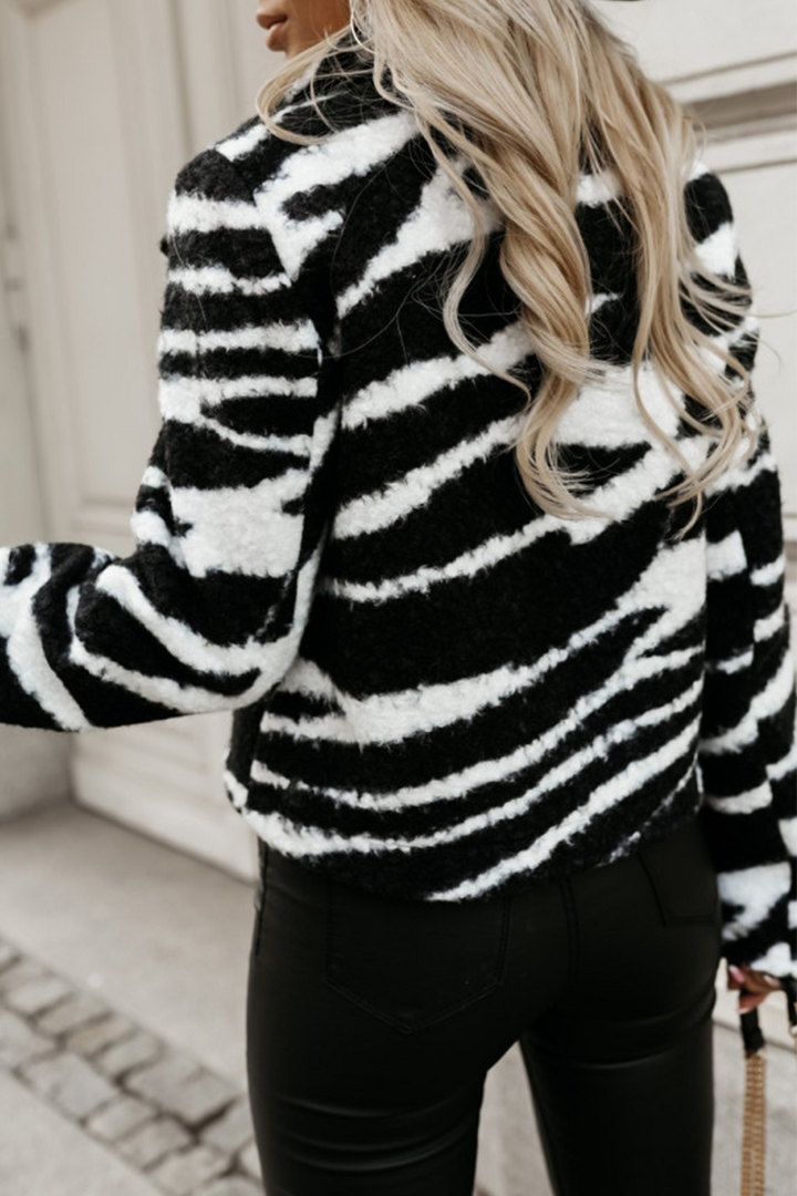 Stilla | Lässig Streetwear Overdel Med Zebra Print, Knapper, Kontrastfarvet Blødt Slåkrave
