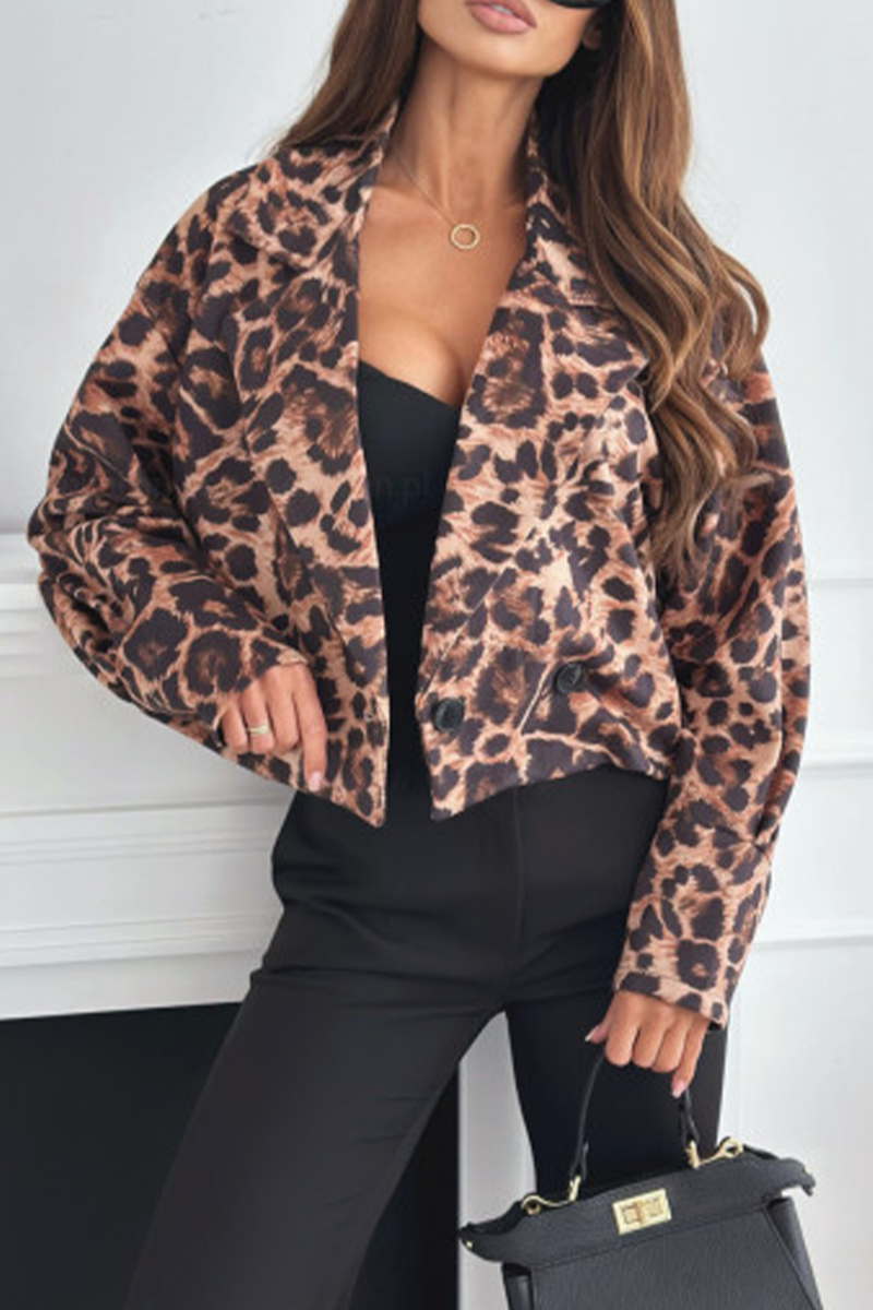Stilla | Fritidstøj med zebra print, leopardknapper og kontrasterende vendbar krave.