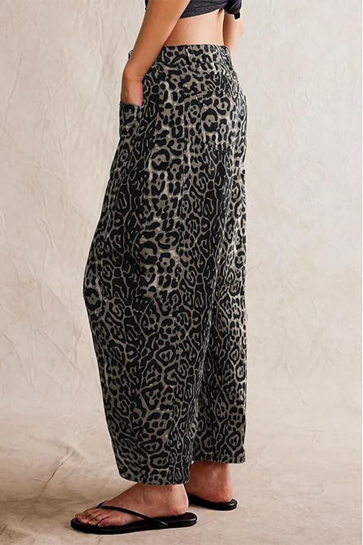 Stilla | Jeans i afslappet denim med leopardlommer og mellemhøj talje