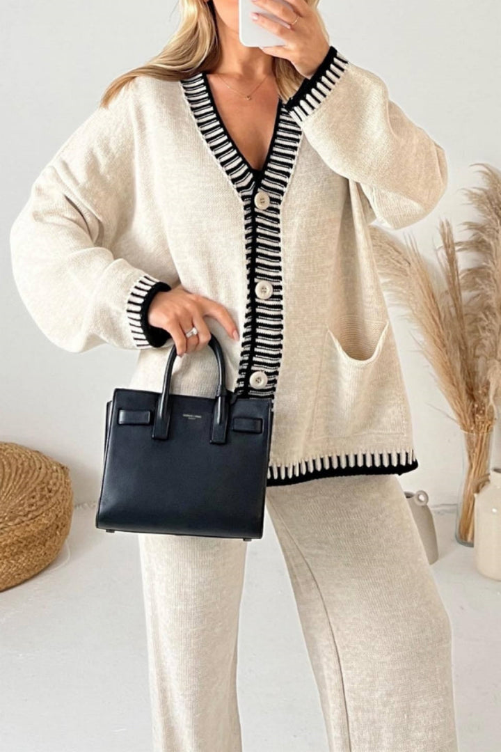 Stilla | Lækkert Patchwork Button up Sæt I To Dele Med V-Udskæring og Lange Ærmer