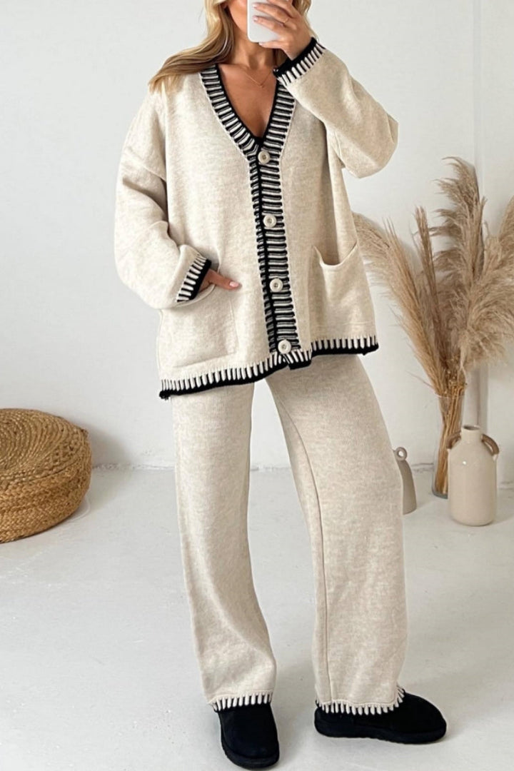 Stilla | Lækkert Patchwork Button up Sæt I To Dele Med V-Udskæring og Lange Ærmer
