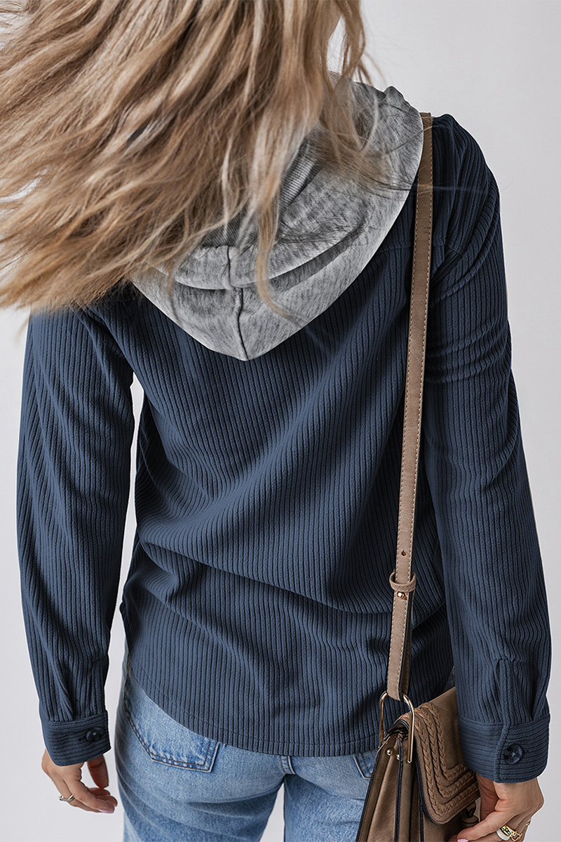 Stilla | Løs hættebluse i kontrasterende patchwork hverdagsdesign med snor og knapper