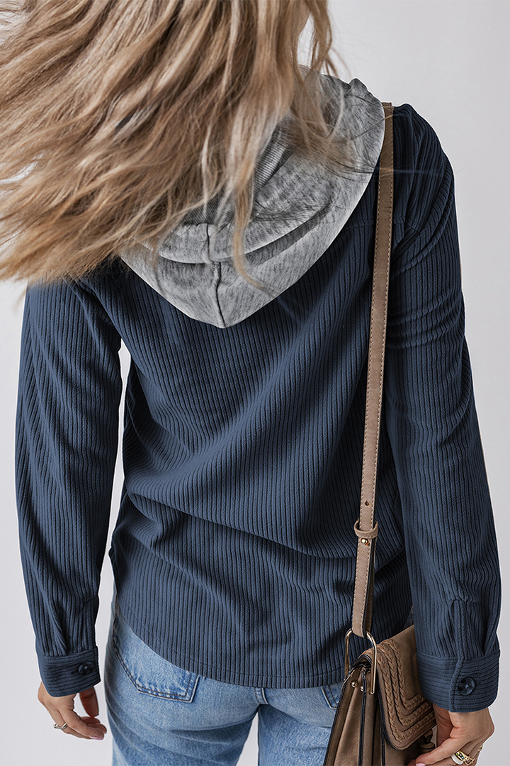 Stilla | Løs hættebluse i kontrasterende patchwork hverdagsdesign med snor og knapper
