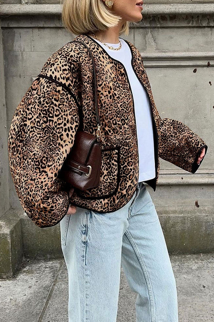 Stilla | Casual streetwear overdel med leopard patchwork lommer og rund halsudskæring