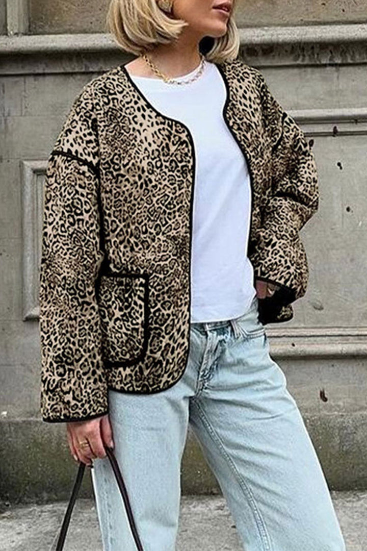 Stilla | Casual streetwear overdel med leopard patchwork lommer og rund halsudskæring