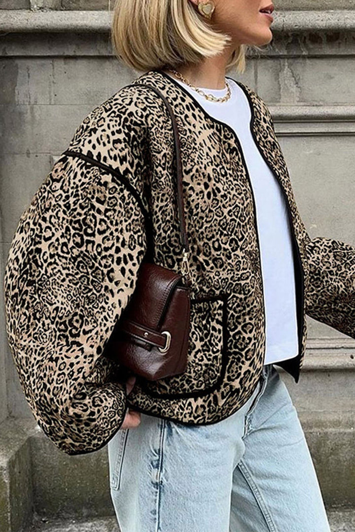 Stilla | Casual streetwear overdel med leopard patchwork lommer og rund halsudskæring