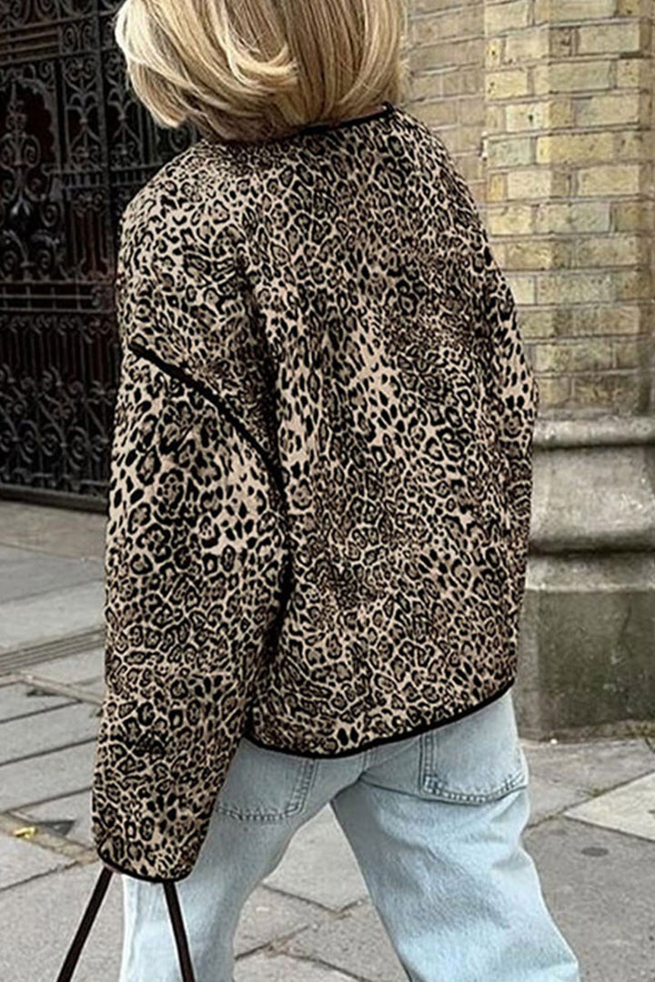Stilla | Casual streetwear overdel med leopard patchwork lommer og rund halsudskæring