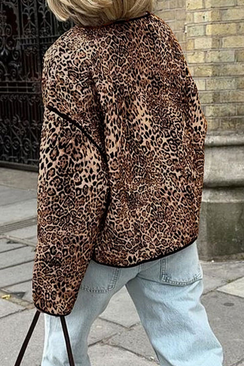 Stilla | Casual streetwear overdel med leopard patchwork lommer og rund halsudskæring