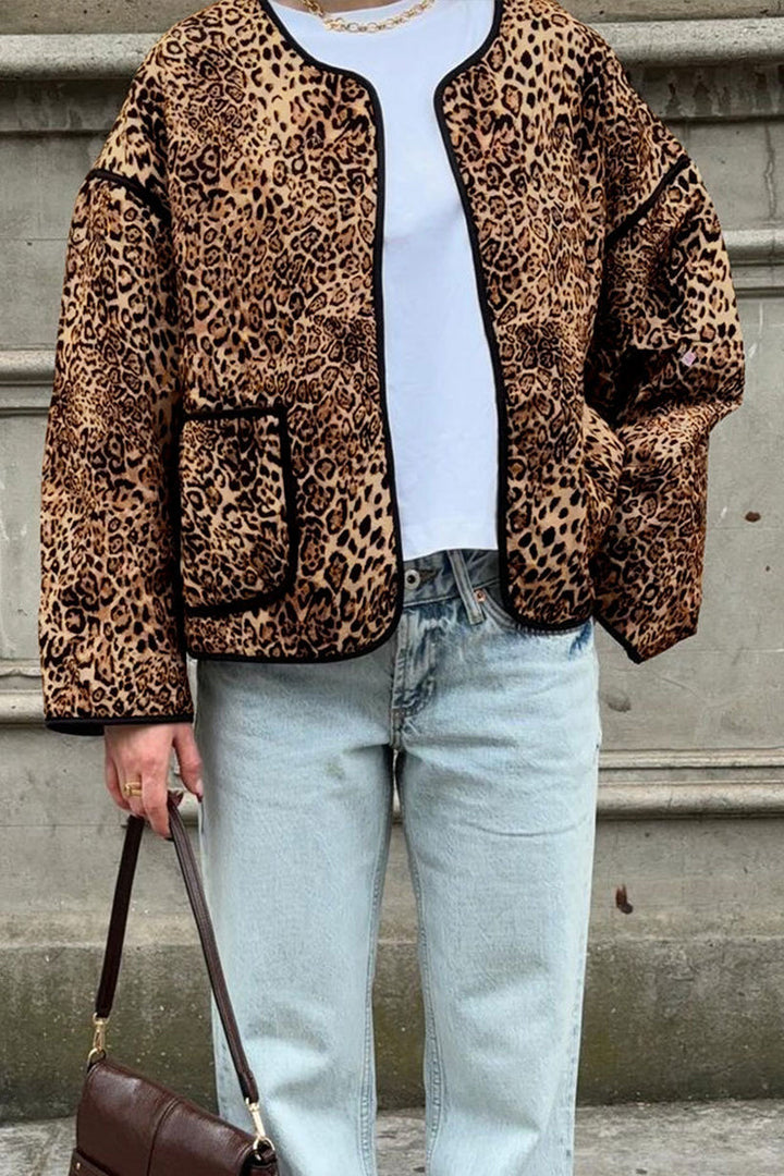 Stilla | Casual streetwear overdel med leopard patchwork lommer og rund halsudskæring