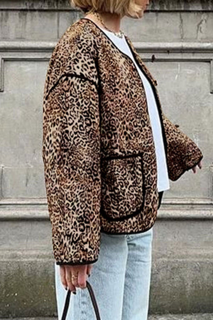 Stilla | Casual streetwear overdel med leopard patchwork lommer og rund halsudskæring