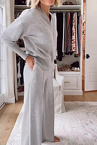 Stilla | Loungewear Sæt Med Lommer Patchwork og V-Udskæring Samt Lange Ærmer