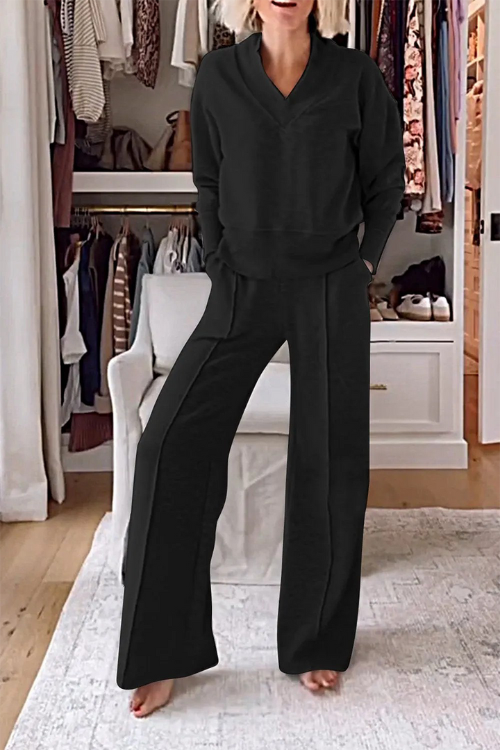Stilla | Loungewear Sæt Med Lommer Patchwork og V-Udskæring Samt Lange Ærmer