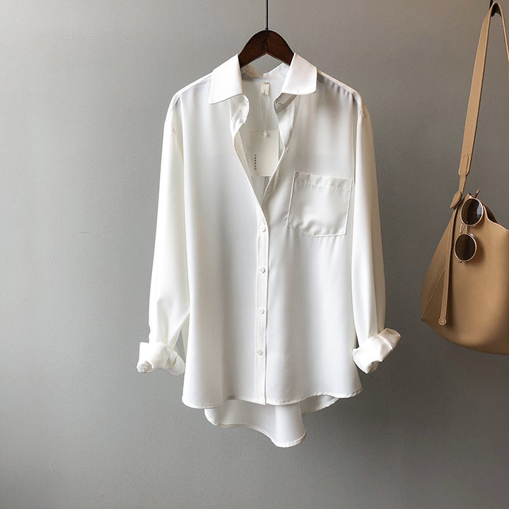 Dame elegant bluse i let, åndbart materiale med preppy skjortekrave og brystlomme Stilla