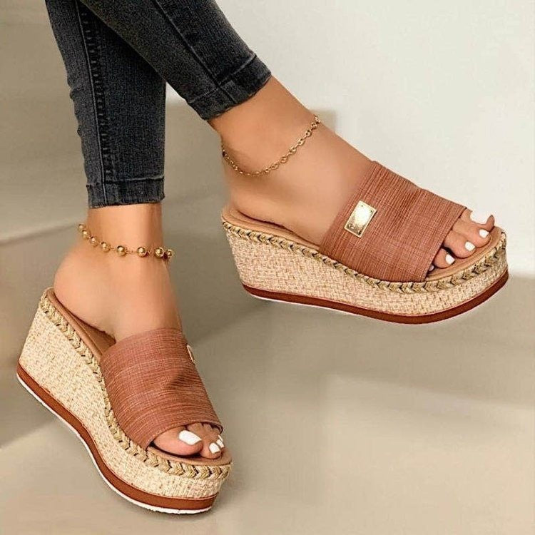 Dame nan Espadrille-Pantolette med flettet bastkile, bred strukturriem og gylden ornamentplade Skovae