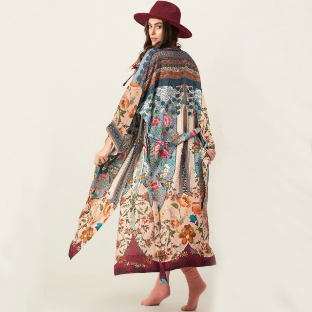 Dame Kaftan med florale mønstre og farverigt patchworkdesign Stilla
