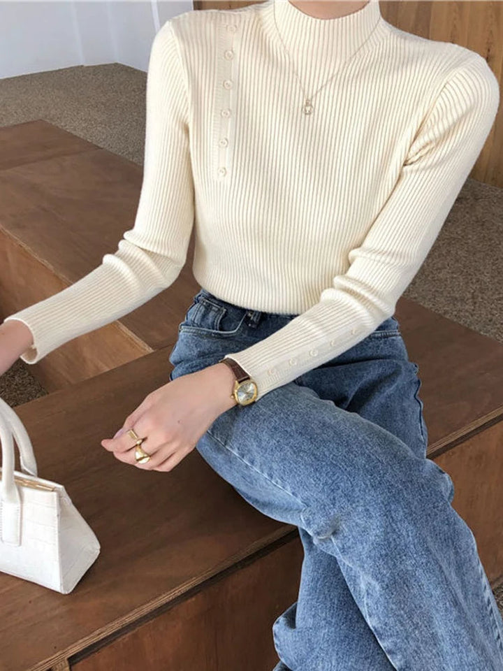 Stilla | Elegant sweater med pyntknapper og ståkrave