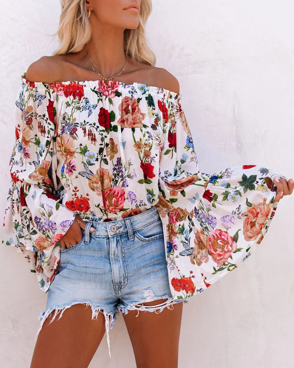 Dame Off-Shoulder Bluse med voluminøse ærmer og florale accenter Stilla