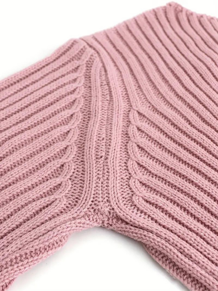 Stilla | Pullover i ribstrik med asymmetrisk udskæring