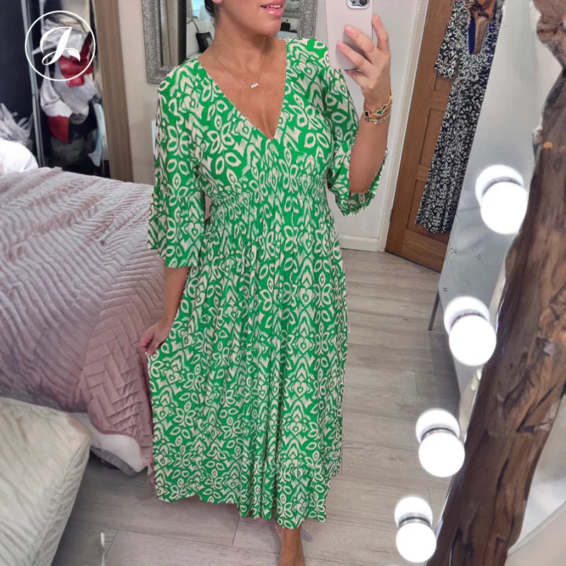 Stilla | Læsset V-halskjole med rynket taljedesign i Boho stil