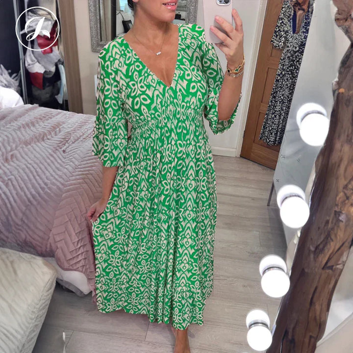 Stilla | Læsset V-halskjole med rynket taljedesign i Boho stil