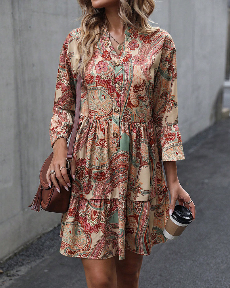 Stilla | V-udskæring og Paisley print