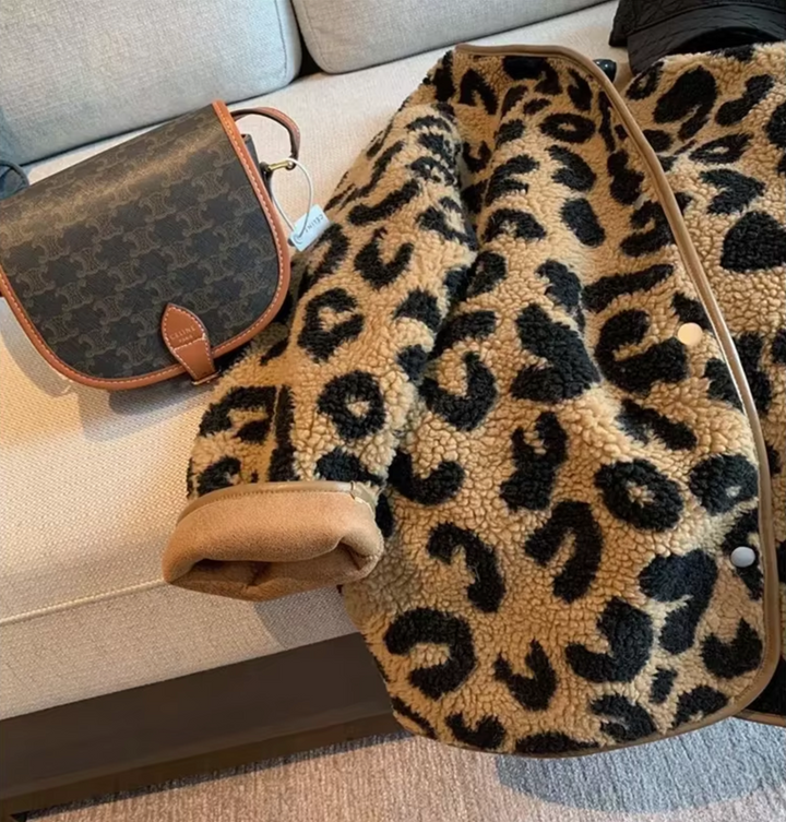 Stilla | Stilfuld fleecejakke med leopardmønster
