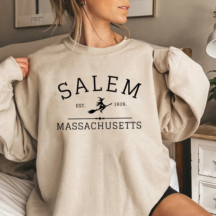 Stilla | Lækkert Sweatshirt Med Et Design Fra Salem Massachusetts