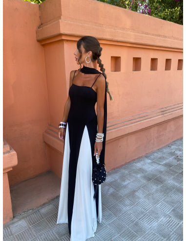 Stilla | Klassisk Elegant Lang Kjole Med Smalle Stropper Til Et Tidløst Look