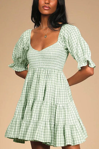Stilla | Babydoll Kjole Med Ternet Mønster Og Smock Design Perfekt Til Et Moderne Og Afslappet Look
