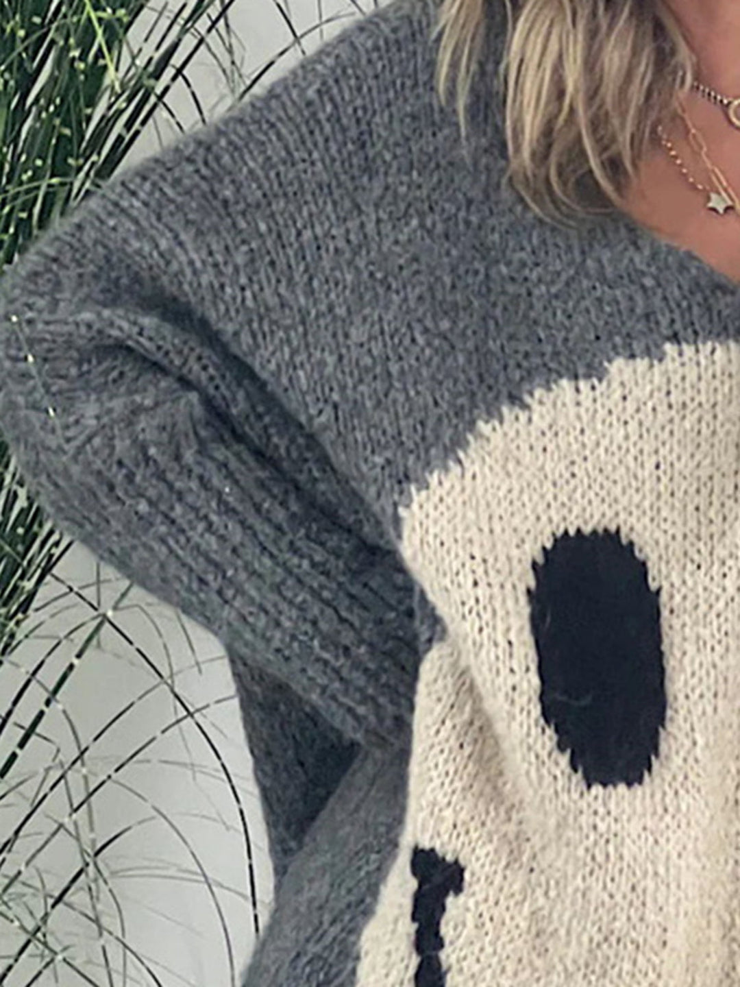 Stilla | Pullover med lange ærmer med et smilende ansigt og V-udskæring