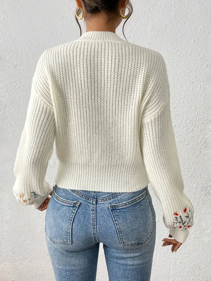 Stilla | Strikpullover med floral broderi