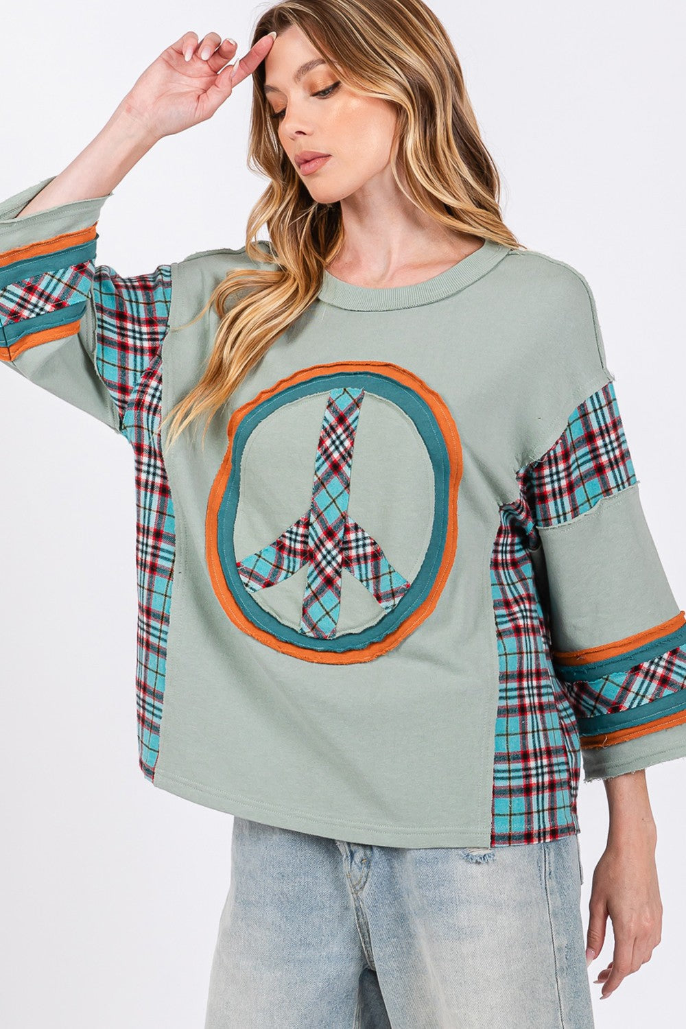 Stilla | Top Sage med syet Peace Patch og kontrasterende tern