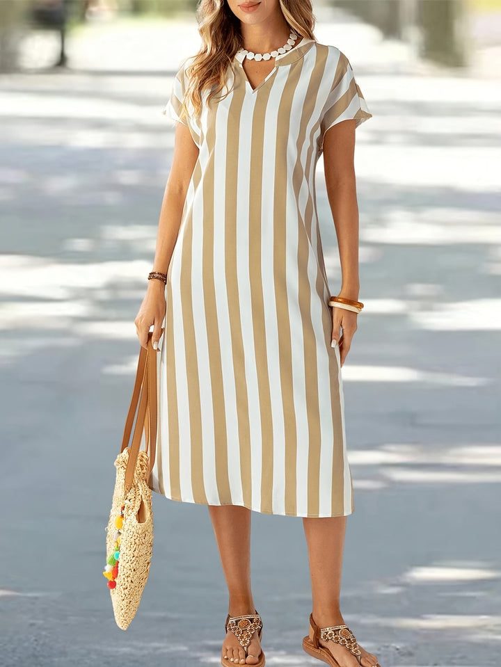 Stilla | Elegant Midi Kjole Med Striber Og V-Udskæring Beige Og Hvid
