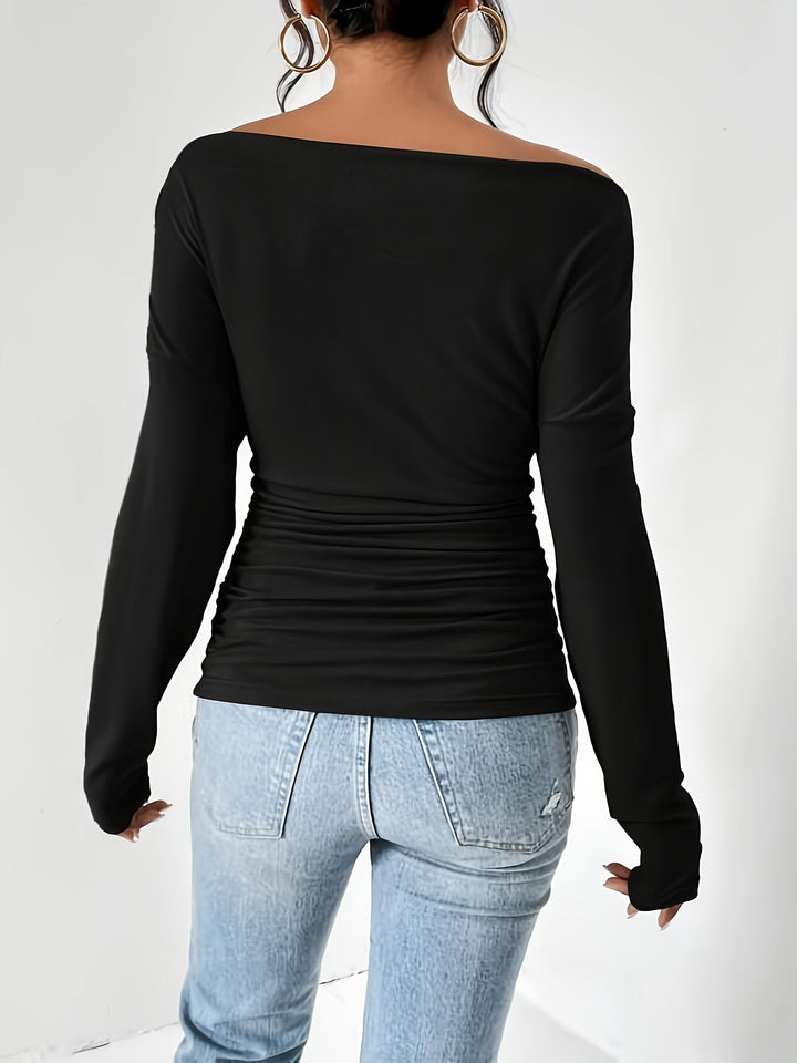 Stilla | T-shirt med asymmetrisk udskæring og flæser