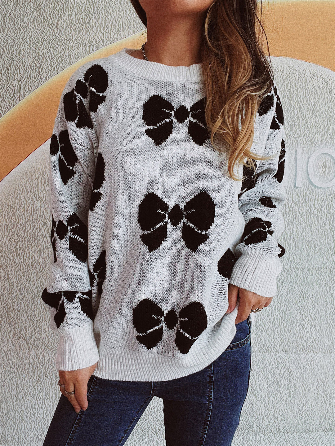 Stilla | Rund hals sweater med skuldredroppet design og sløjfe