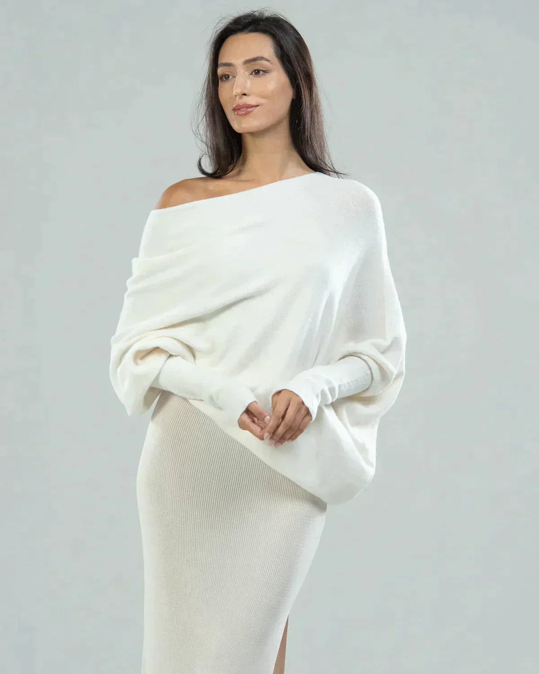 Stilla | Elegante Rund Udsnit og Asymmetrisk Draperet