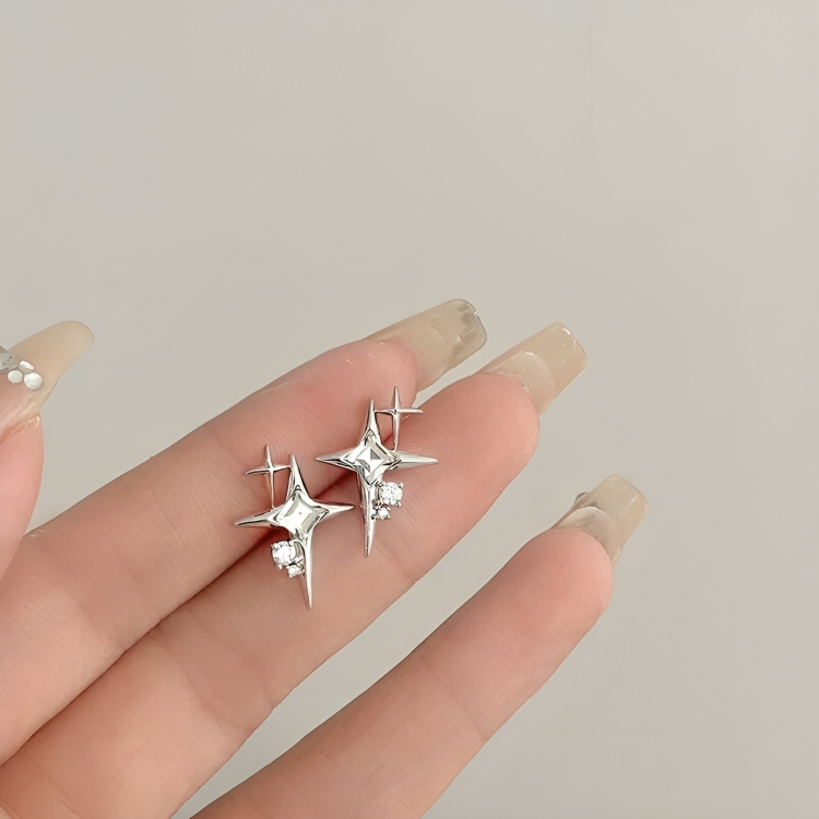 Stilla | Stjerneformede Zirconia Øreringe Med Krydsdetalje